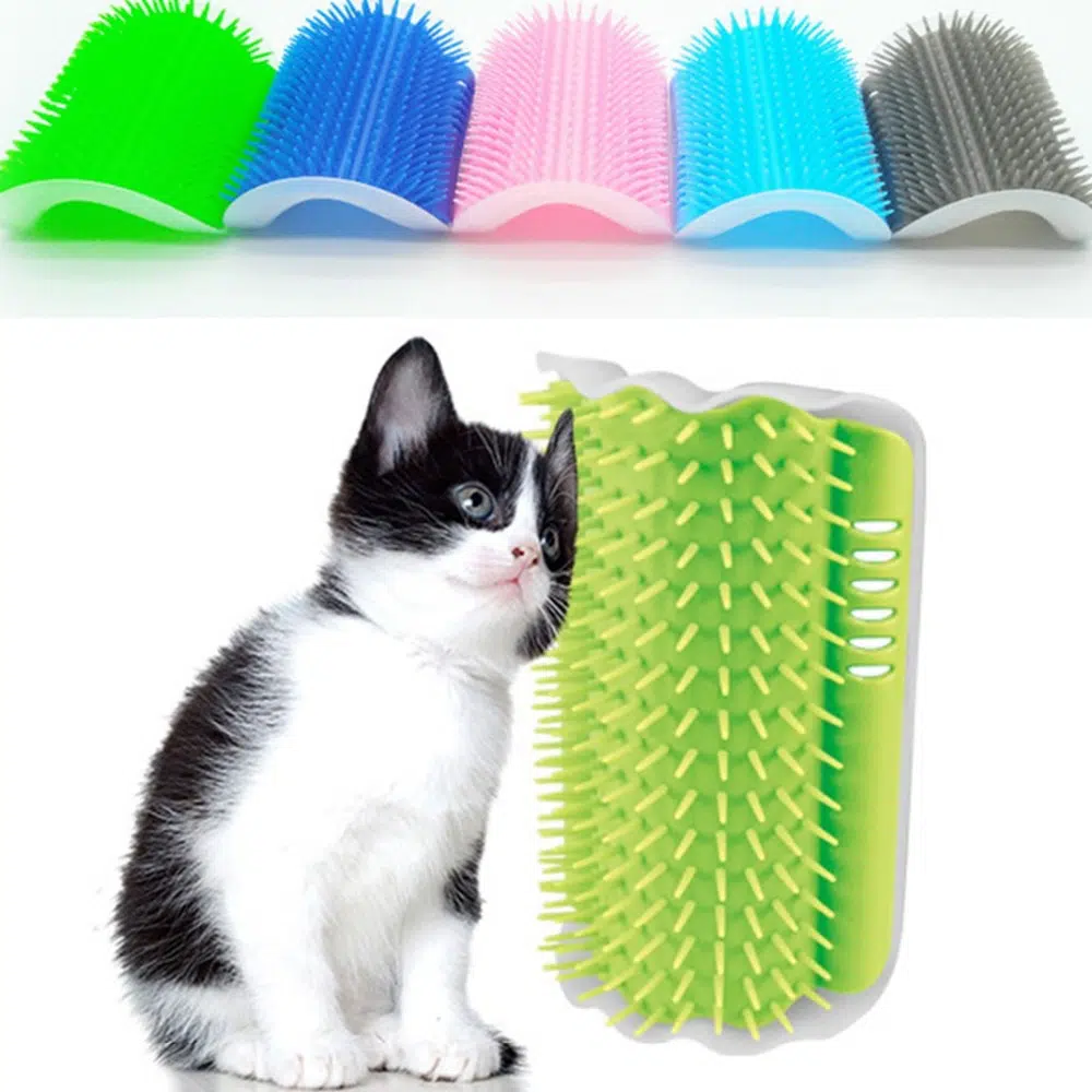 Brosse d'angle de toilettage et massage pour chats plusieurs couleurs avec un chat