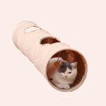 Tunnel long pliable en daim pour chat rose avec un chat à l'intérieur dans une maison
