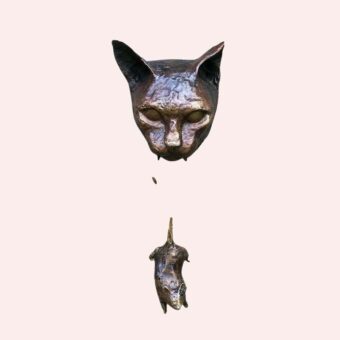 Statue de protection de chat tenant une souris en métal