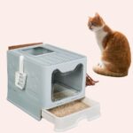 Bac à litière anti-éclaboussures pour chat gris, très confortable dans une maison