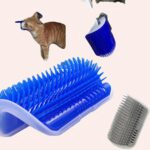 Brosse auto-toiletteur pour chat bleu sur un mur dans une maison