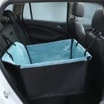 Caisse de transport étanche pour chat gris et à l'intérieur bleu confortable dans une voiture