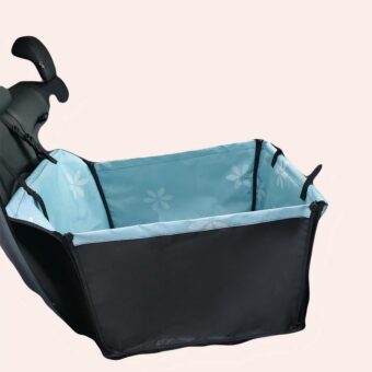 Caisse de transport étanche pour chat gris et à l'intérieur bleu confortable dans une voiture