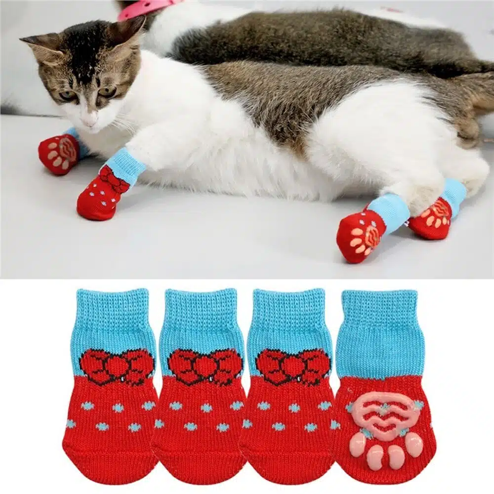 Chaussettes multicolores pour chat très confortable porté par un chat