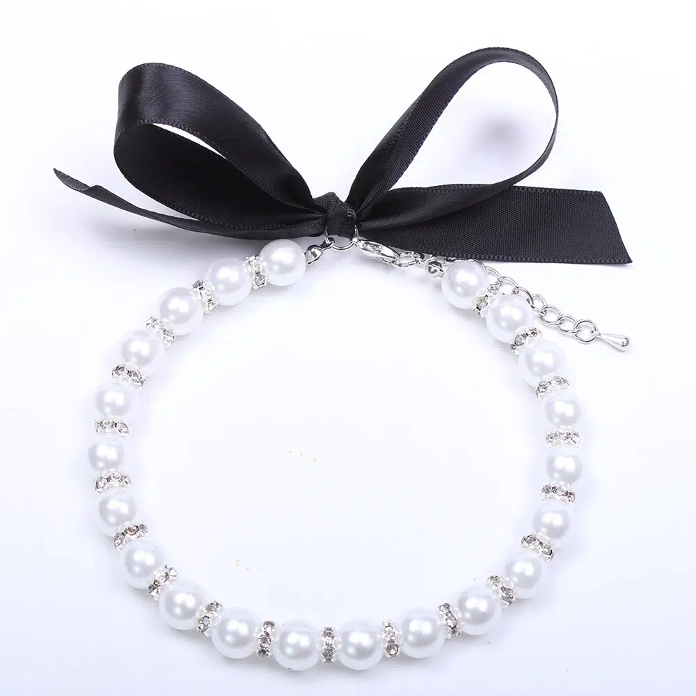 Collier en perle blanche pour chat avec noeud noir à la mode