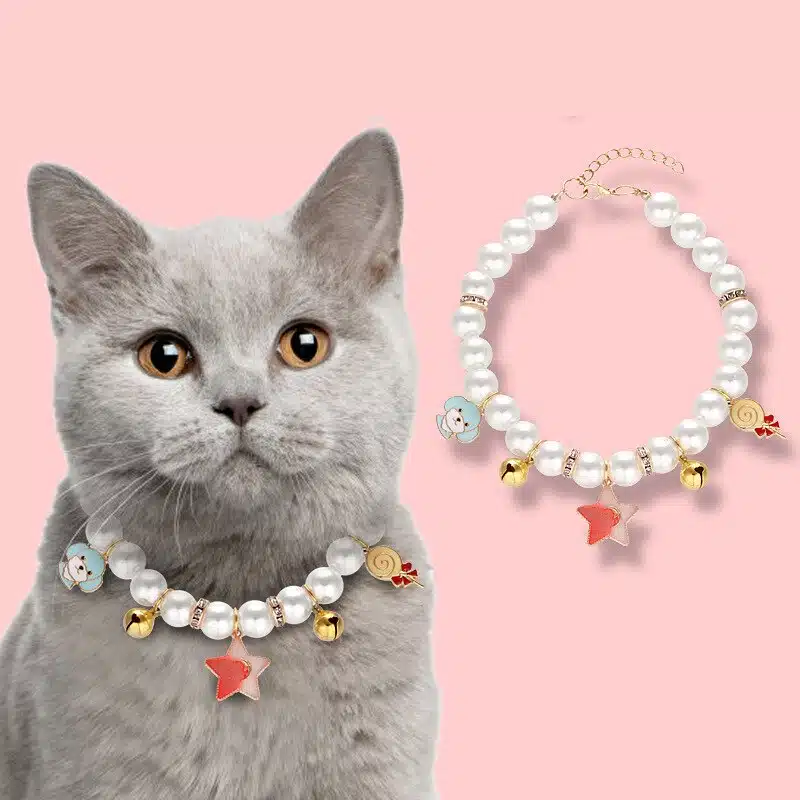 Collier perle avec pendentif dessin animé pour chat adorable porté par un chat