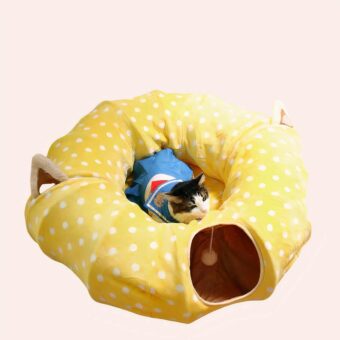 Coussin chat avec tunnel pliable en coton jaune avec motif blanc dans une maison