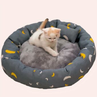 Coussin chat gris à motif lune avec petit oreiller gris très confortable dans une maison