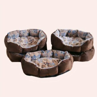 Coussin doux en peluche forme canapé pour chat marron, bonne qualité dans une maison