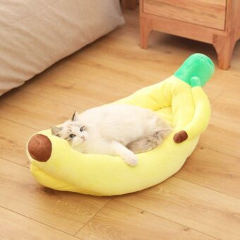 Coussin en peluche en forme de banane pour chat jaune, confortable avec un chat à l'intérieur dans une maison