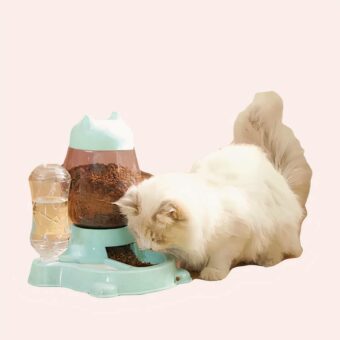 Distributeur de croquettes avec bouteille d'eau pour chat bleu, très bonne qualité dans une maison