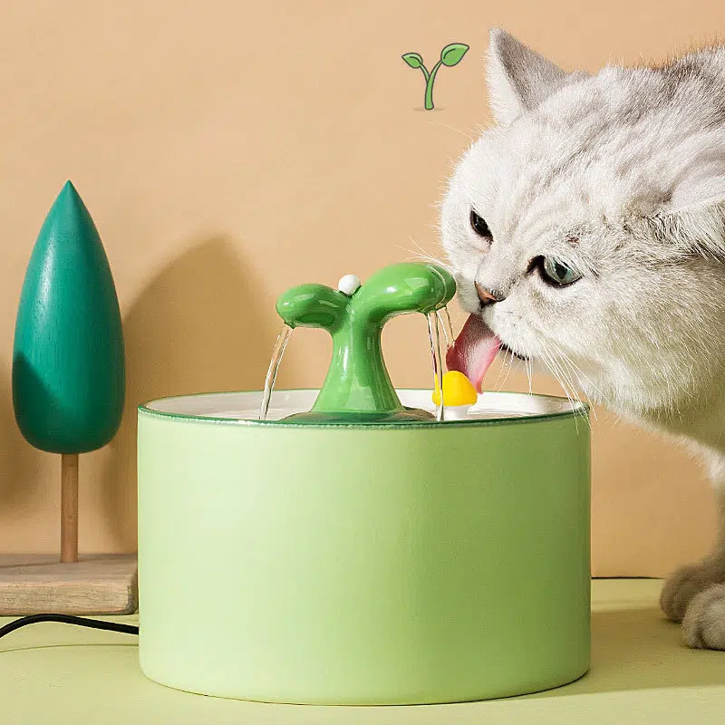 Fontaine à eau électrique pour chat intelligent vert sur une table avec un chat