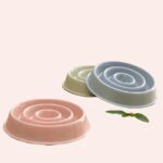 Gamelle anti-glouton antidérapant pour chat, bonne qualité et plusieurs couleurs disponibles sur une table dans une maison