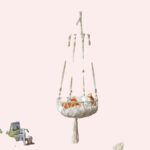 Grand hamac en macramé pour chat dans une maison