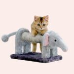 Griffoir en sisal en forme d'animal pour chat très confortable avec un chat au-dessus dans une maison