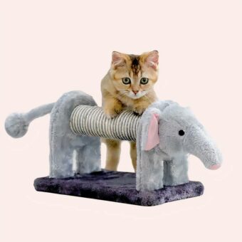 Griffoir en sisal en forme d'animal pour chat très confortable avec un chat au-dessus dans une maison