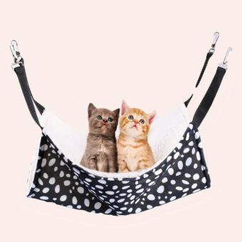 Hamac chat à motif peau d'animal noir et blanc avec deux chats à l'intérieur