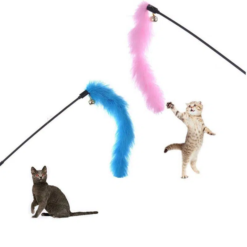 Jouet bâton avec plume de didon bleue et rose pour chat avec des chats qui joue
