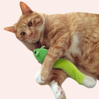 Jouet chat souris en peluche joué par un chat sur un tapis