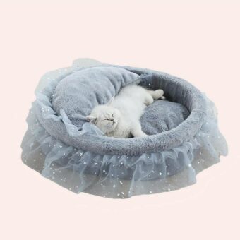 Lit de princesse pour chat à la mode, avec un chat à l'intérieur sur un tapis dans une maison