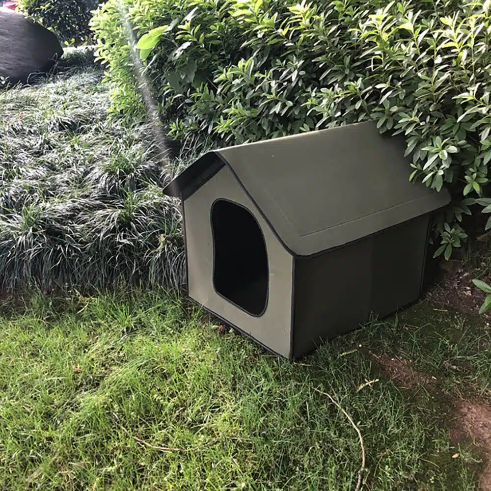 Maison à litière imperméable pour chat et chatons dans une jardin