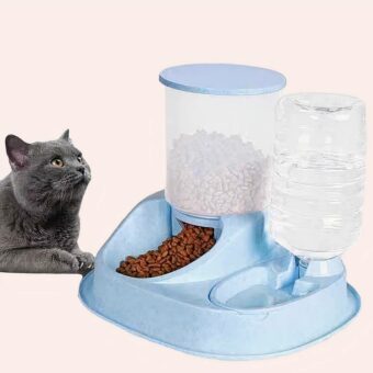 Mangeoire automatique avec distributeur d'eau pour chat à la mode dans une maison