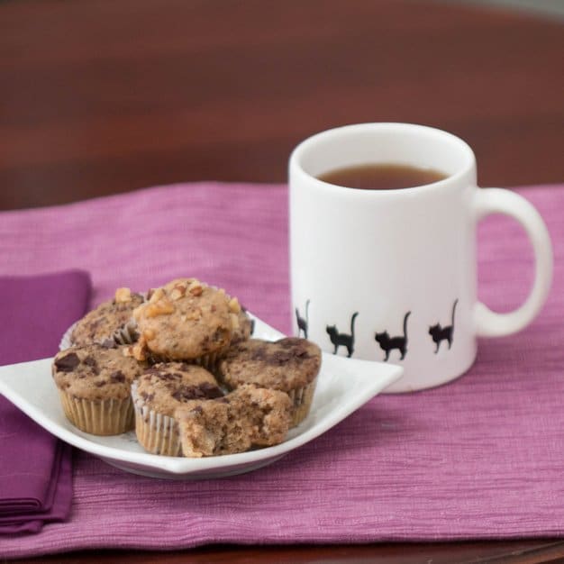Un mug avec des chats noirs en motif