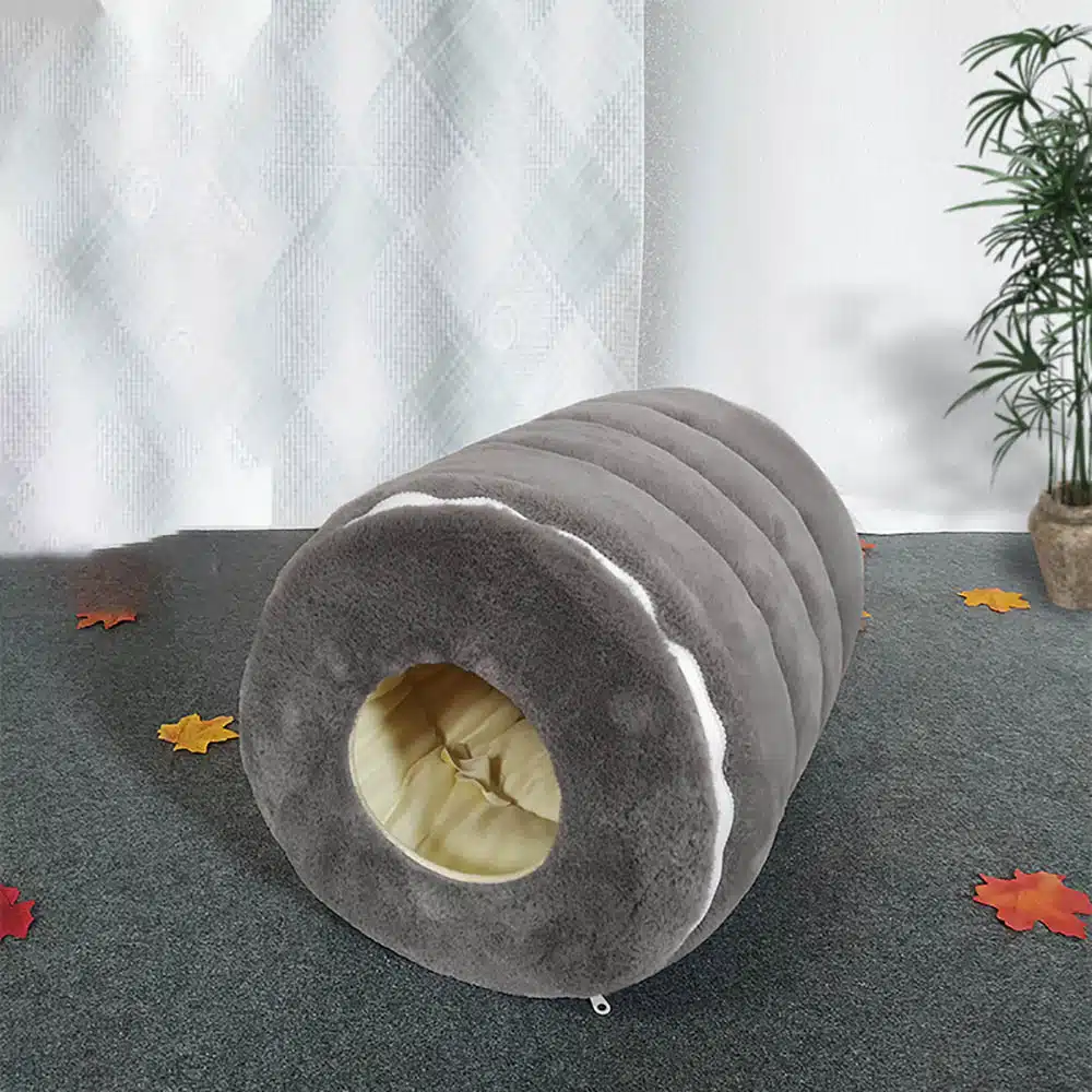 Niche amovible en forme de grotte pour chat gris très confortable sur un tapis dans une maison