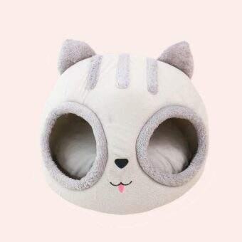 Niche chat à double entrée en forme de panda à la mode sur un tapis dans une maison