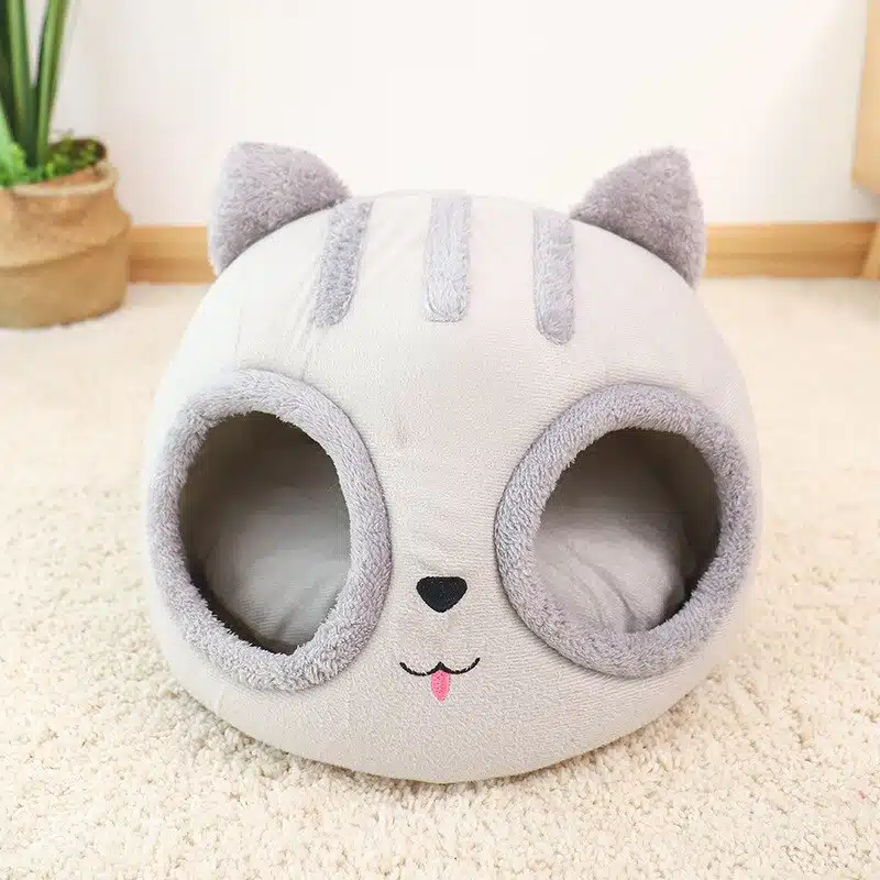 Niche chat à double entrée en forme de panda à la mode sur un tapis dans une maison