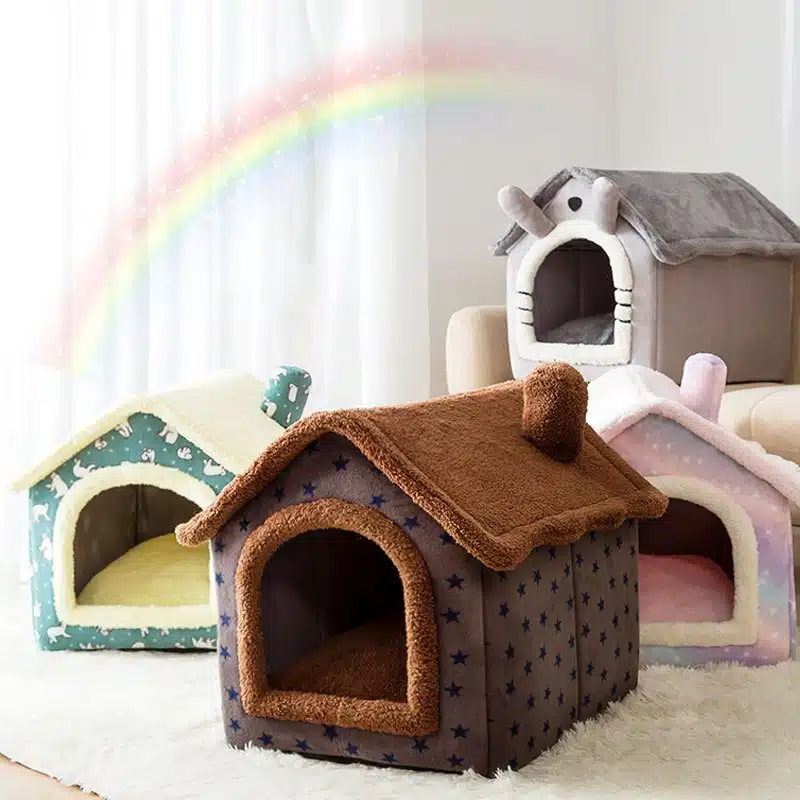 Niche chat en forme de maison en peluche à plusieurs couleurs dans une maison