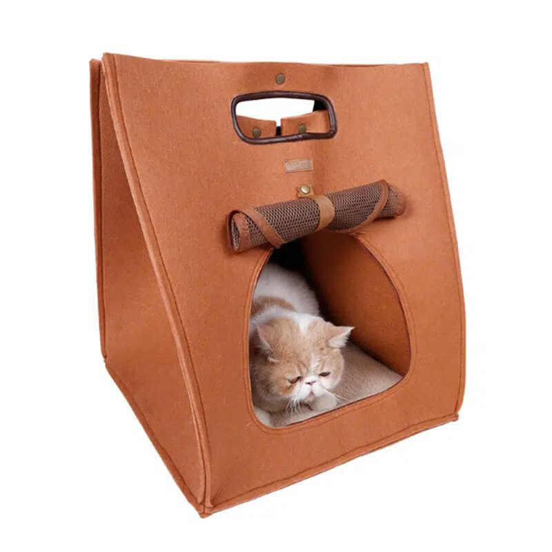 Niche chat en forme de sac à main marron, tendance et confortable avec un chat à l'intérieur