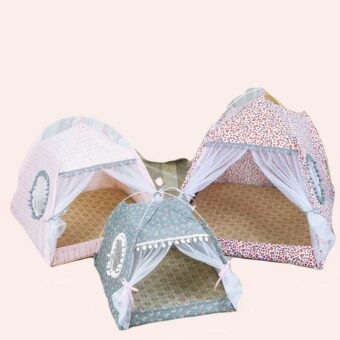 Niche chat en forme de tente confortable plusieurs couleurs sur un tapis dans une maison