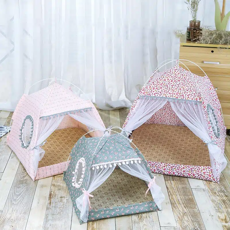 Niche chat en forme de tente confortable plusieurs couleurs sur un tapis dans une maison