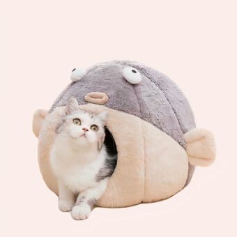 Niche chat gris en forme de baleine, confortable dans une maison