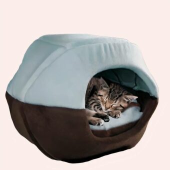 Niche chaude en forme de grotte pour chat très confortable de couleurs blanc et marron avec un chat à l'intérieur dans une maison