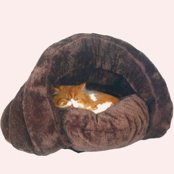 Niche en forme de grotte pour chat marron avec un chat à l'intérieur