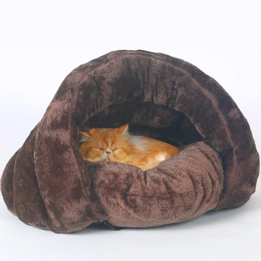 Niche en forme de grotte pour chat marron avec un chat à l'intérieur