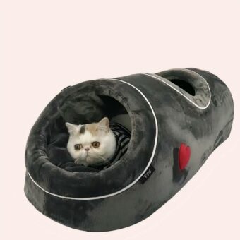 Niche grotte avec tapis en flanelle pour chat, confortable de couleur gris. Avec un chat à l'intérieur dans une maison
