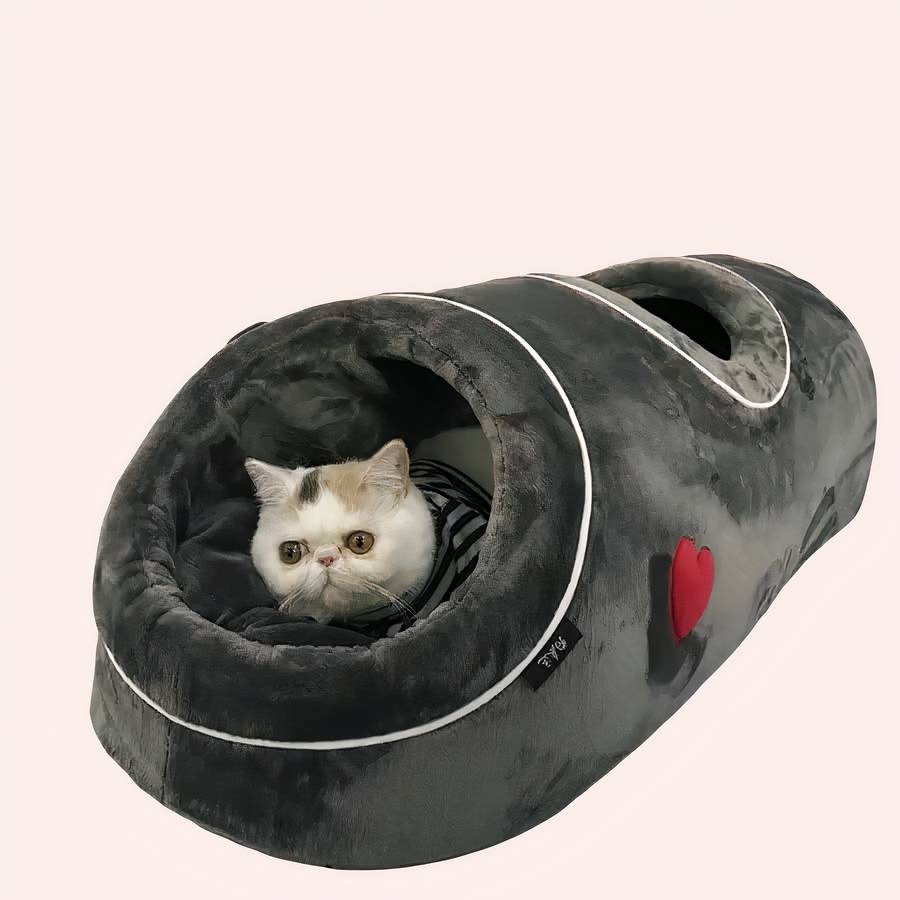 15085-qdqtco.jpg Niche grotte avec tapis en flanelle pour chat, confortable de couleur gris. Avec un chat à l'intérieur dans une maison
