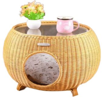 Panier chat en rotin en forme de table basse très haute qualité avec un chat à l'intérieur dans une maison