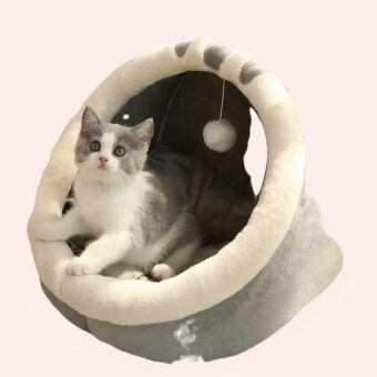 Panier chat lavable en forme animal gris et blanc avec un chat à l'intérieur dans une maison