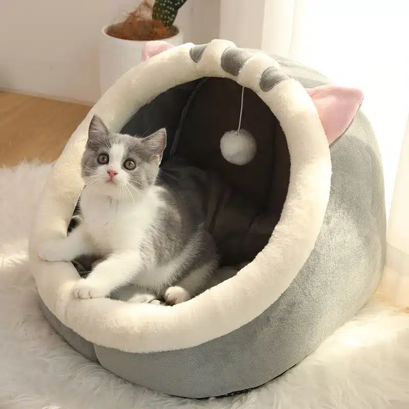 Panier chat lavable en forme animal gris et blanc avec un chat à l'intérieur dans une maison