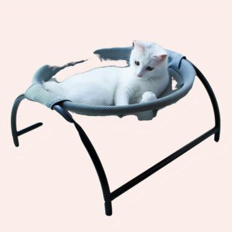 Panier chat rond avec support en fer noir dans une maison avec un chat à l'intérieur