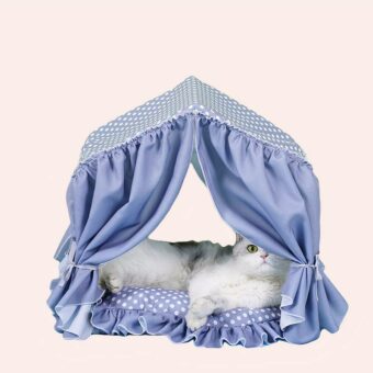 Panier de couchage chat avec dentelle bleu avec un chat à l'intérieur