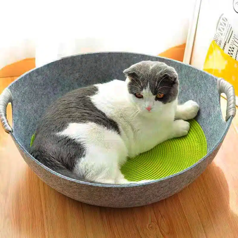 Panier de couchage chat en tissu feutré gris, confortable avec un chat à l'intérieur dans une maison