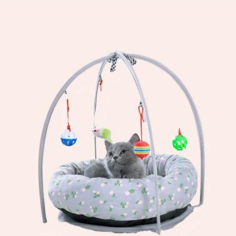 Panier de jeu pour chat gris sur un tapis dans une maison à la mode