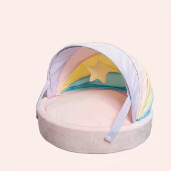 Panier multicolore semi-fermé avec étoile pour chat, confortable, très haute qualité dans une maison