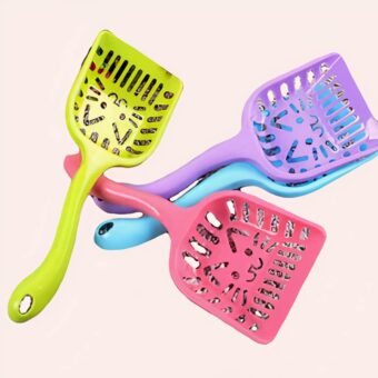 Pelle de litière ondulée en plastique pour chat, plusieurs couleurs sur un tapis
