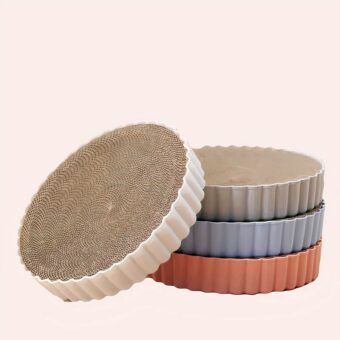 Planche à gratter ronde 2 en 1 pour chat plusieurs couleurs différents sur une table